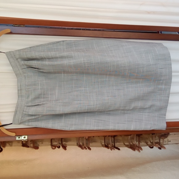 PRICE DROP.  2 piece Blazer/Straight Skirt. Size 5/6. Grey/white plaid - Picture 6 of 9